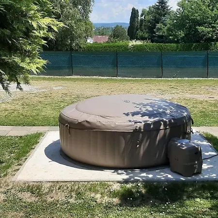 Attila Vendeghaz Apartment *